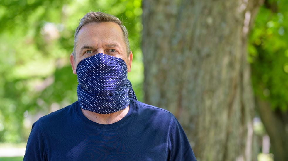 Face masks; man with face covering